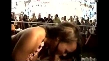 Zuschauer beobachten Guy Fuck Girl im Sportstadion