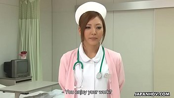 Uma enfermeira japonesa impressionante fica com cremes depois de levar uma rude surra de xoxota