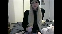 Biondo travestito in webcam