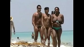 Nudista adolescente nudista nua na praia pública