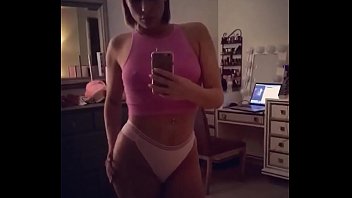 CAMSTER - Sexy Latina Camgirl muestra un buen culo en bragas blancas