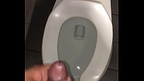 Cumming em banheiro público