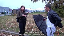 Un paraguas roto ayuda a un extraño a convencer a una nena de que folle