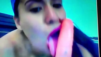 Colombiana chupa seu vibrador, se masturba e esguicha