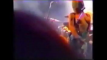 Courtney Love en topless en el escenario