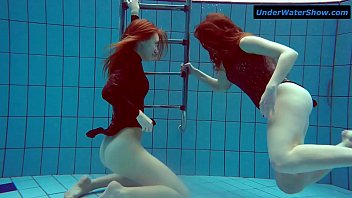 Zwei heiße Teenager unter Wasser