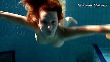 Edwiga Teen Russisch schwimmt in der Nacht in Kleidung