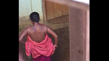 Spettacolo di bagno nudista di desi village horny bhabhi catturato da una telecamera nascosta