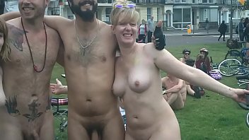 The Brighton 2015 Naked Bike Ride Parte 2 [Aviso contém nudez frontal completa}