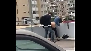 casal adolescente pego fazendo sexo em terraço visto pelo público