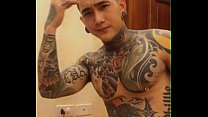 Hotboy tatuado muestra en sexy Blued