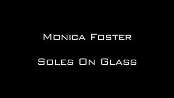 Monica Foster Semelles Sur Verre