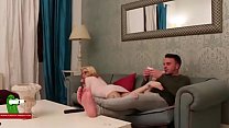 Eine Blondine mit heissem Mund und ihr Mann auf der Couch ADR0299
