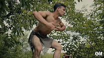 Sexy Tarzan Homosexuell Parodie mit barbarischen Jungen in der modernen Welt