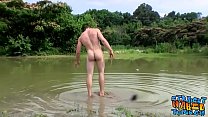 O cara apto Elijah Knight se masturbando ao ar livre perto de um lago