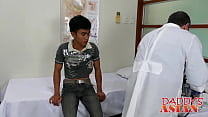 Junger Asiat barebacked während des Doktortermins