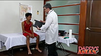 Доктор-папочка измеряет задницу пациента-твинка своим членом