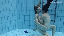 Две горячие лесбиянки в бассейне обожают друг друга