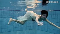 Spécial chatte tchèque poilue dans la piscine