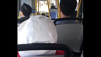 若い男がバスに手を向けるMOV