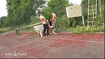 Puta francesa flaca amateur follada en un trío en una cancha de tenis