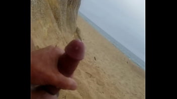 Masturbação na praia com gozada.