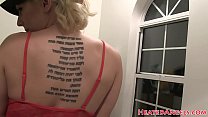 Татуированную милфу сняли на видео во время интервью