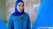 Миниатюрную мусульманскую девушку трахнули в пизду два тупых грузчика