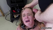 La ragazza vivace è presa in assido anale per a terapia dolorosa