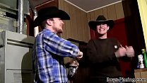 Cowboy pisse dans sa propre bouche et se branle avec son ami