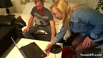 Mãe madrasta alemã pega o irmão se masturbando e o ajuda a transar