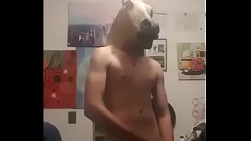 Joven se masturba disfrazado de Pony