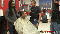 Un suspect au salon de coiffure est soumis et baisés durement par des flics