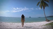 Micro Bikini Tease von sexy Teen, die am Strand spazieren geht
