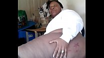Big Mamma Aunt Dee mostra All Dat Phat Juicy Plumped Ass e Hairy Phat Pussy