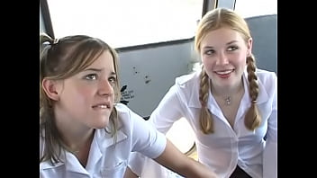 スクールバスで-2つのかわいい女子高生が吹いてファックします。 HD