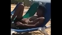 19-летнюю застукали за засветом на общественном пляже