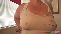 Horny Blonde 50 anni MILF con Huge Ass fa Wet T shirt Striptease