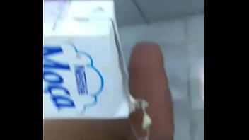 Novinho batendo punheta com leite condensado
