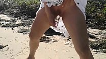 Puta asiática JJ se masturba na praia