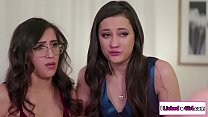 Garotas chantageadas tendo uma lésbica 3some