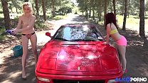 Il baise deux naturistes qui lavent sa Ferrari [Full Vidéo]