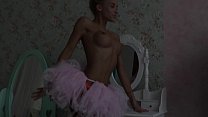 Крошка-блондинка Юлия Реутова возбуждает нас в этом эротическом HD-видео