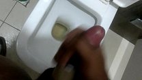 Gay indiano sexy che gioca con il dick nella toilette dell'ufficio