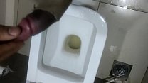Ragazzo gay indiano cornea che si masturba nella toilette dell'ufficio a Bangalore