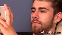 O atleta gay que Andrew joga no telefone em uma sessão de masturbação solo