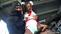 Ninjas foltern das arme Mädchen mit einem Sexspielzeug und necken die Finger