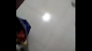 Vidéo chaude d'un coq marocain tire et lui donne un mouchoir