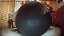 Un enorme palloncino nero verrà usato come se fosse un grosso cazzo duro!