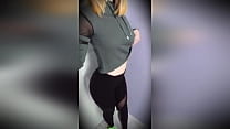 Jolie fille russe de 18 ans se déshabille sur l'appareil photo d'un téléphone portable